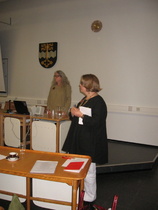 Sanna-Kaisa Spoof (oik.) on ensimäisen seminaaripäivän puheenjohtaja.