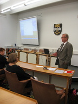 Kunnanjohtaja Pentti Toivanen avaa ryijyseminaarin.