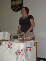 Terhi Pietiläinen (FT) puhui iittiläisten naisten käsityöharrastuksesta.