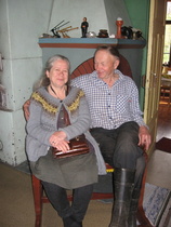 Iitin ryijyjen kirjo -näyttelyn kuraattori Sirkka-Liisa Ranta (FT) ja Iitin Kotiseutuyhdistyksen puheenjohtaja Aapo Metsäpelto. Loppukuvat: Eila Metsäpelto