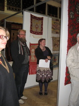 Terhi Pietiläinen (FT) oikealla tutustumassa ryijynäyttelyyn.