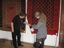 Ryijyjen tietoja tallentamassa Iitin ryijyjen kirjo -näyttelyn kuraattori Sirkka-Liisa Ranta (FT).