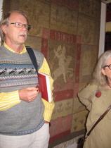 Tuomas Sopanen (FT) ja taustalla Pyhä Yrjänä -ryijy.