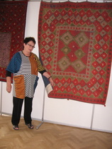 Eila Metsäpelto ja Aution Olgan Noppa-ryijy.