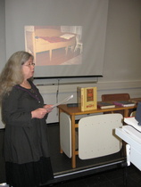 Iitin ryijyjen kirjo -näyttelyn kuraattori Sirkka-Liisa Ranta (FT) puhumassa ryijyjen historiasta.