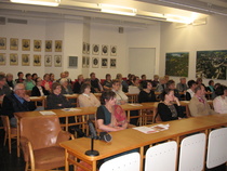 Kaksipäiväisen ryijyseminaarin osanottajia. Seminaarissa käsiteltiin ryijyjen historiaa ja ryijyjen kunnostusta.