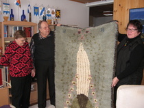 Arpajaisryijyn, Eliel Saarisen Ruusu-ryijyn luovutus, Kaija ja Pekka Taattolalle, Lapinlahti. Ryijyn luovuttajana Eila Metsäpelto.