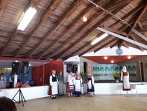 Kansallispukujen esittelyä