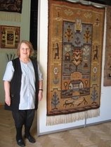 Taiteilija Pirkko Aarnio Köyliö-ryijynsä vieressä.