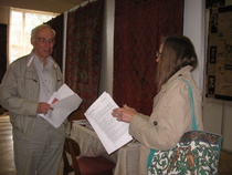 Georg ja Sinikka Wyatt Edinburghista tutustumassa ryijynäyttelyyn.